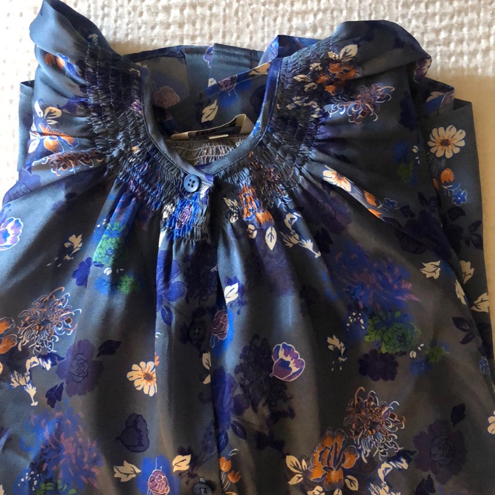 Tucker 100% silk blouse XS. Blue floral buttons from top to bottom